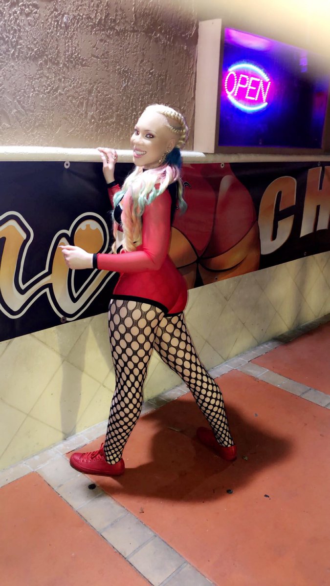 Porcelain305's tweet photo. yeah I love Hooters, But Iโm A Cheeks Kinda Girl....๐
#MiamiCheeks #NewSportsBar https://t.co/RyJbjr0fLg