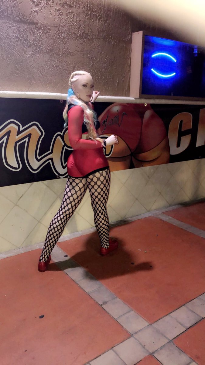 Porcelain305's tweet photo. yeah I love Hooters, But Iโm A Cheeks Kinda Girl....๐
#MiamiCheeks #NewSportsBar https://t.co/RyJbjr0fLg