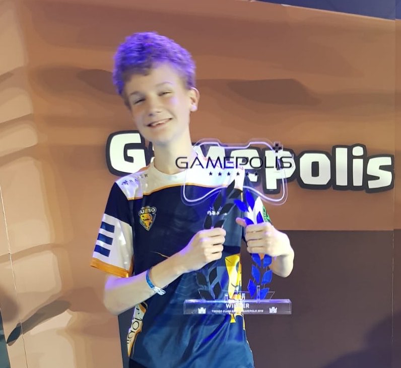 Super proud to be the champion of my first live event. Well played to @Rouber_CR <a href="/rubizalez/">RUBÉN</a> and <a href="/SokingRcQ/">v</a> who all placed top 4 and played like gods.