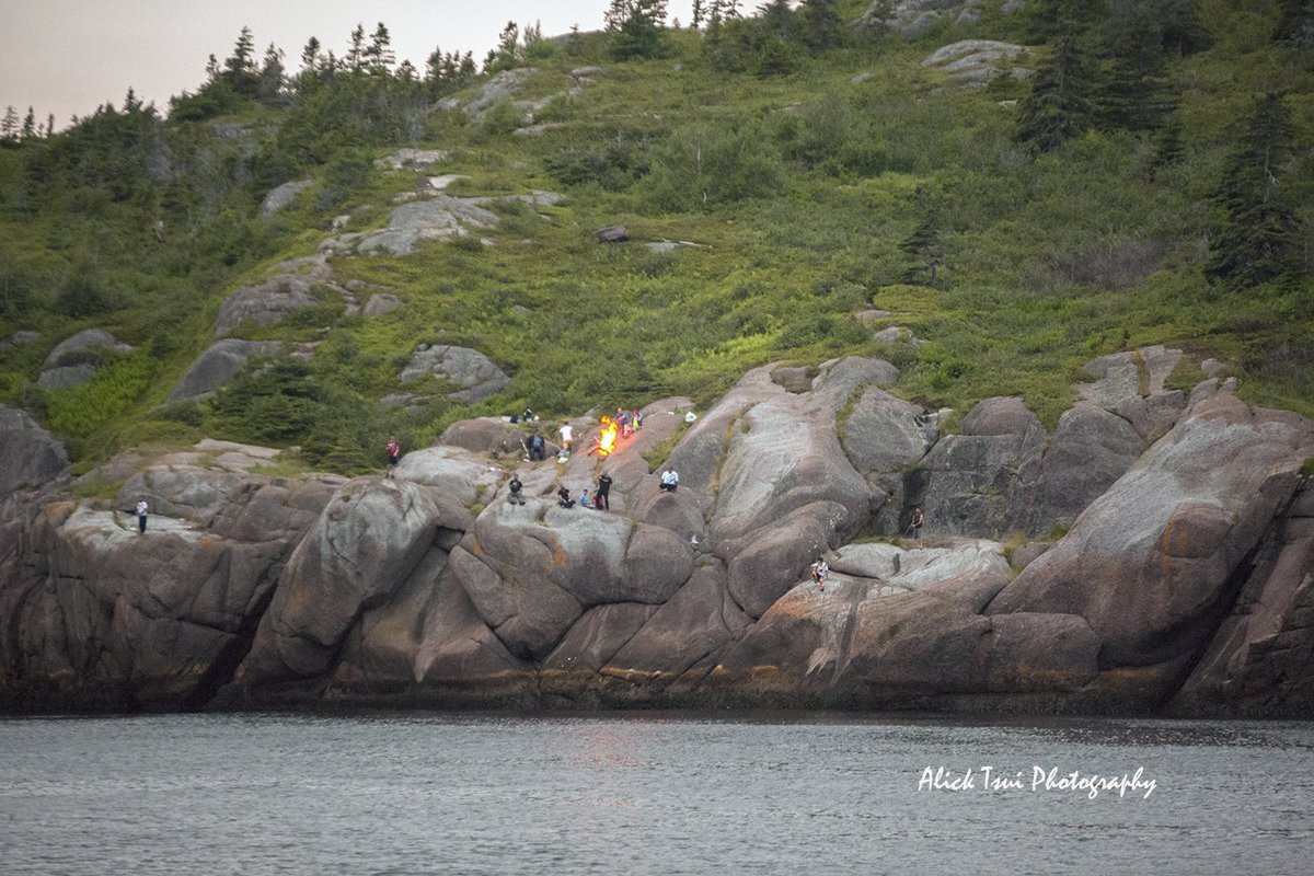 positively4ever's tweet photo. Warm Summer evening with people #codjigging by the rocks off #Quidividi gut the weekend. @StJohnsTelegram @cbc #cod #Recreationalfishery #summerfun #codjigging #Foodfishery @CityofStJohns fish for supper. https://t.co/cq871tRBxR