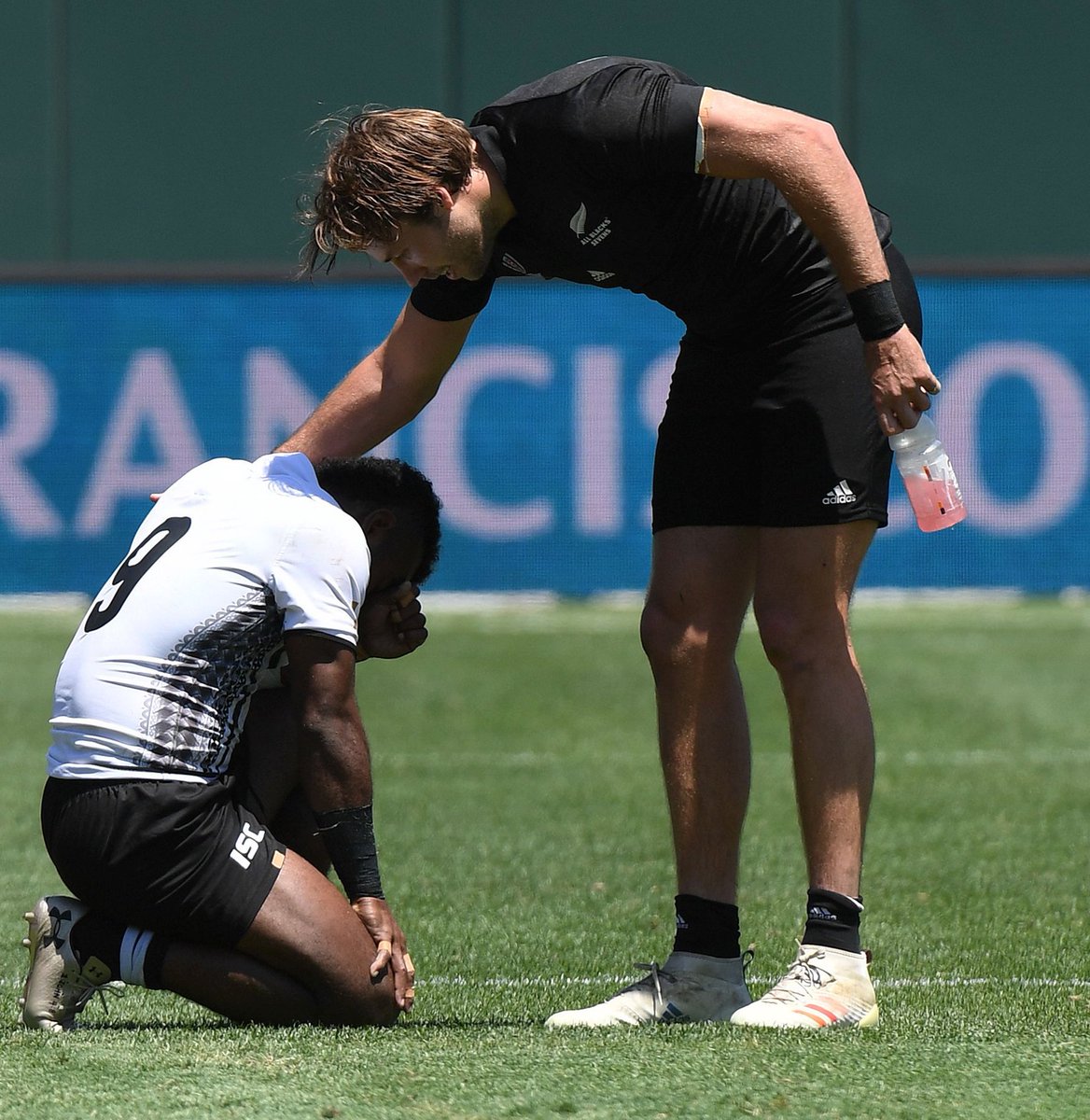 nz_sevens's tweet photo. No matter the occasion, the #AllBlacks7s and Fiji bring out the best of what Rugby Sevens has to offer.

Thank you @fijirugby for yet another thrilling encounter between these two sides 👏🏽

#RWC7s https://t.co/ZZf4x04eZk