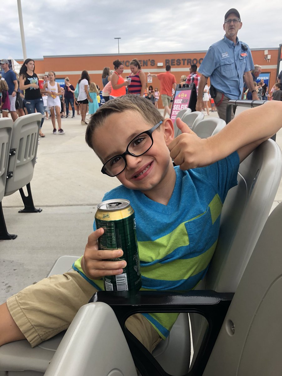 woopigchewy's tweet photo. First concert, excited!!! #AMPLivefeed #kidzbop https://t.co/rtxu5kd35d