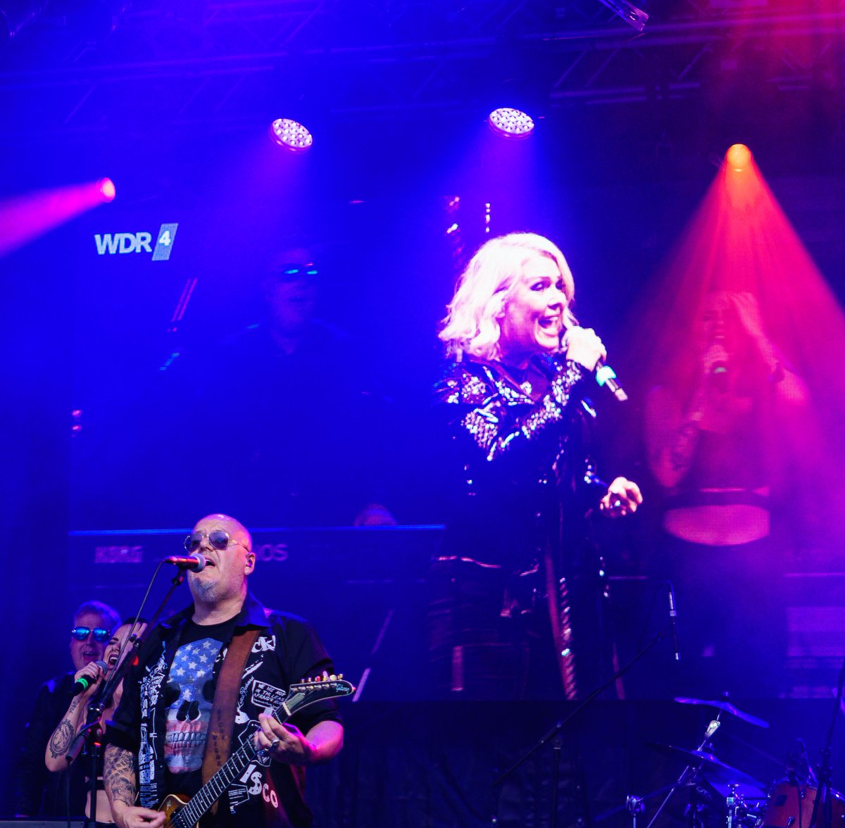 SuperWinona's tweet photo. #kimwilde #scarlettwilde #wildericky #Bonn #wdr4 https://t.co/tgw9ihZySb