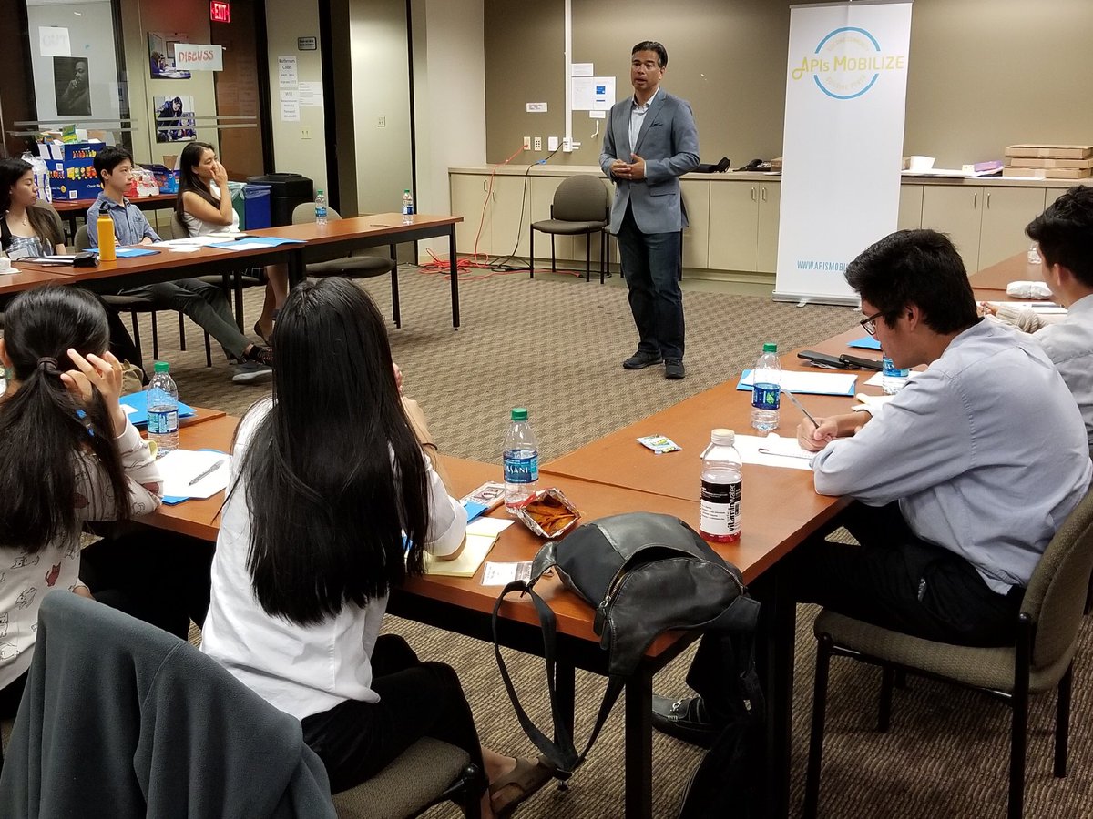 AGRobBonta's tweet photo. I had a great time meeting our future and current #API leaders from the #EastBay , including student body president from #Oakland Tech! Thanks to Annie Lam and Aimee Eng for bringing this leadership development program to the East Bay! #APIsMobilize https://t.co/OQ091liUKH
