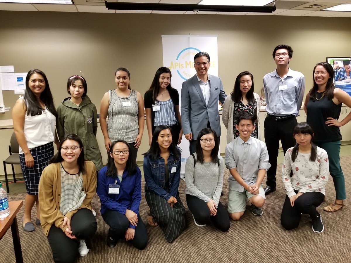 AGRobBonta's tweet photo. I had a great time meeting our future and current #API leaders from the #EastBay , including student body president from #Oakland Tech! Thanks to Annie Lam and Aimee Eng for bringing this leadership development program to the East Bay! #APIsMobilize https://t.co/OQ091liUKH