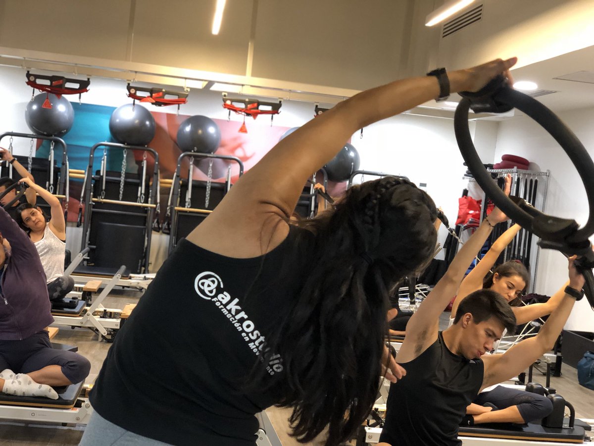 Cloux_23's tweet photo. Cuando amas lo que quieres, hasta los domingos saben bien #PilatesWeekend #AkroStudio #Reformer #StottPilates https://t.co/9N5wvo7GLF