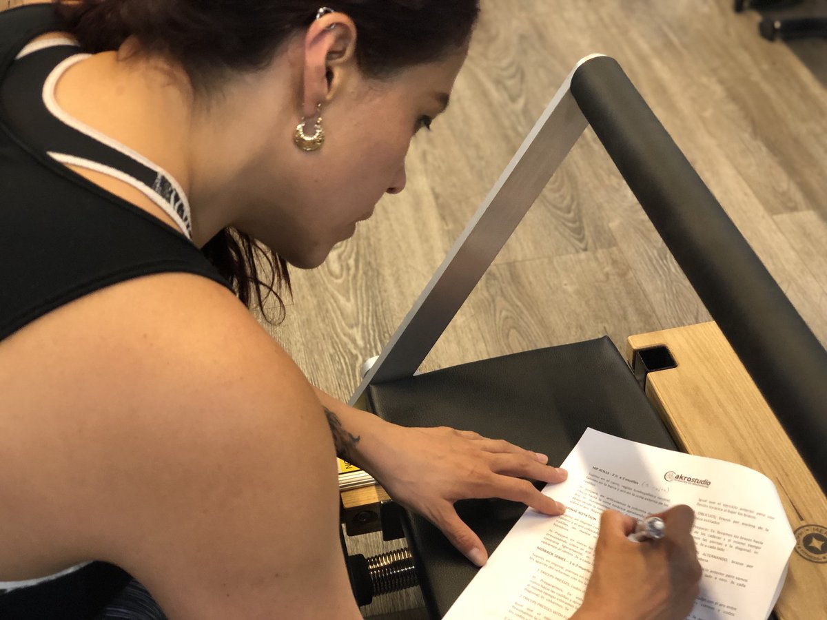 Cloux_23's tweet photo. Cuando amas lo que quieres, hasta los domingos saben bien #PilatesWeekend #AkroStudio #Reformer #StottPilates https://t.co/9N5wvo7GLF