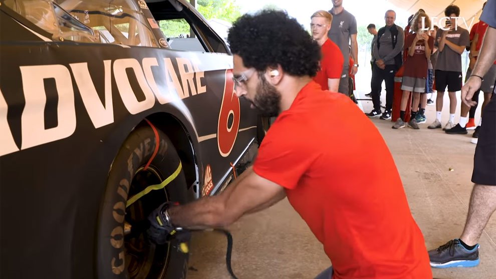 MARCATV's tweet photo. SALAH también el más rápido en el Pit Stop de la Nascar 😱😱😱
▶ https://t.co/IT4ubPLNzi https://t.co/B0dKaE7pW4