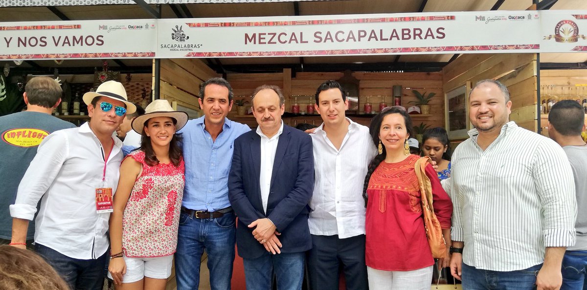 Con el Embajador de la Unión Europea en #México Klaus Rudischhauser y el titular de @CGEFRI_GobOax <a href="/Pedro_Matar/">Pedro Matar</a> recorrimos el #PabellónCafé2018, los stands de #mezcal y espacios dedicados al arte al interior de la <a href="/FeriaMezcalOax/">Feria del Mezcal Oficial</a> como la exposición pictórica “El Mezcal es arte”