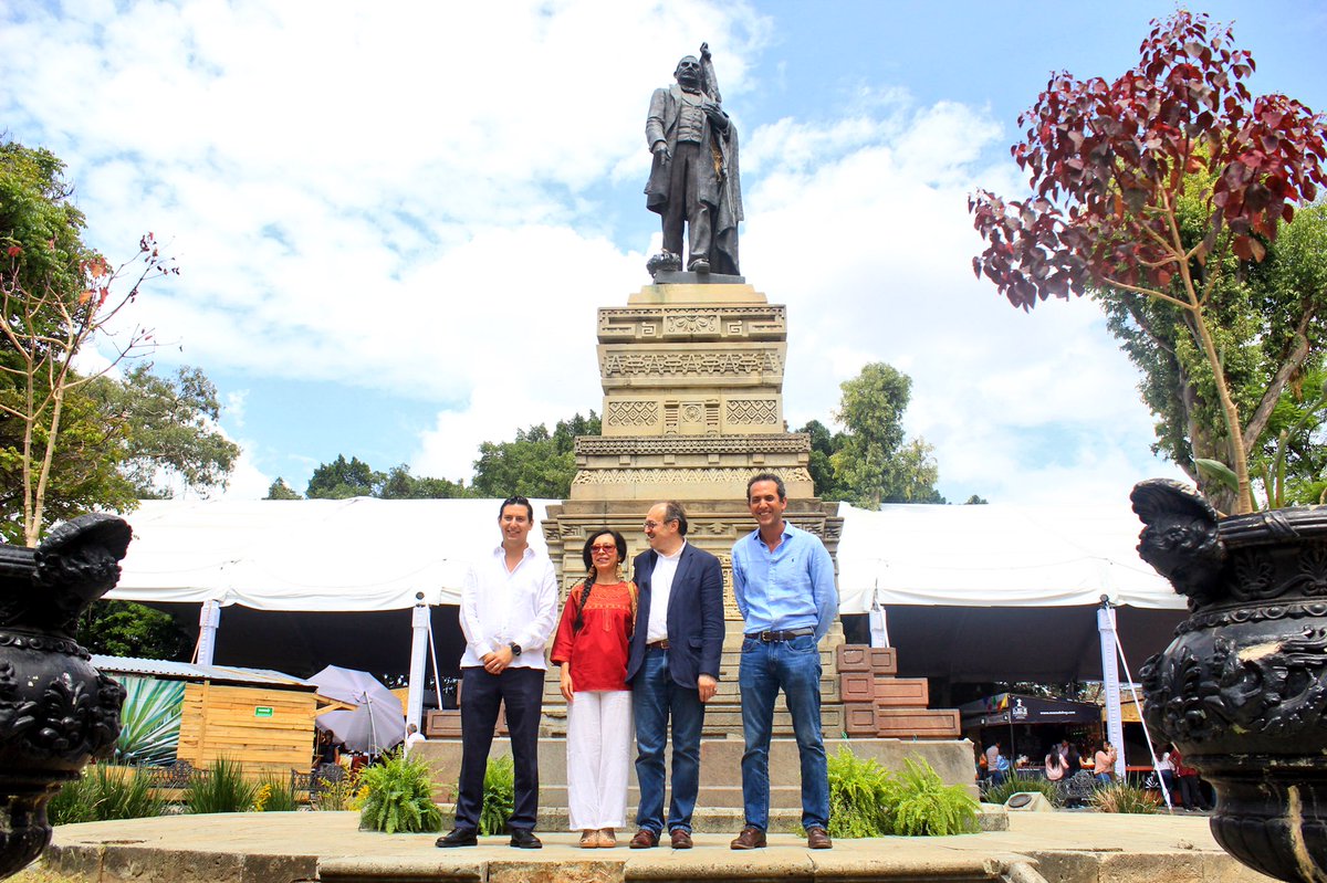 guzmanjp's tweet photo. Con el Embajador de la Unión Europea en #México Klaus Rudischhauser y el titular de @CGEFRI_GobOax @Pedro_Matar recorrimos el #PabellónCafé2018, los stands de #mezcal y espacios dedicados al arte al interior de la @FeriaMezcalOax como la exposición pictórica “El Mezcal es arte” https://t.co/uUUEngau0i