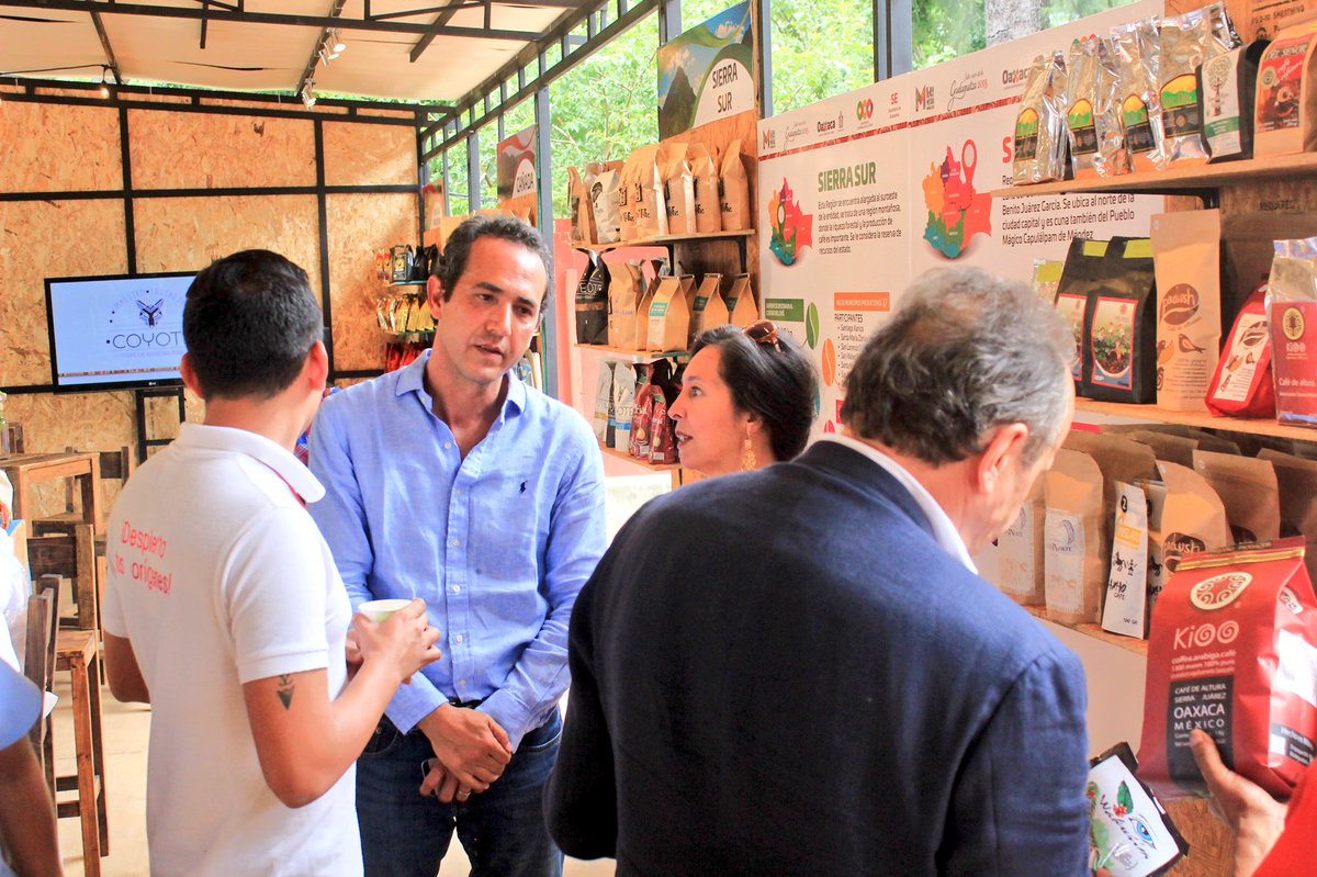 guzmanjp's tweet photo. Con el Embajador de la Unión Europea en #México Klaus Rudischhauser y el titular de @CGEFRI_GobOax @Pedro_Matar recorrimos el #PabellónCafé2018, los stands de #mezcal y espacios dedicados al arte al interior de la @FeriaMezcalOax como la exposición pictórica “El Mezcal es arte” https://t.co/uUUEngau0i