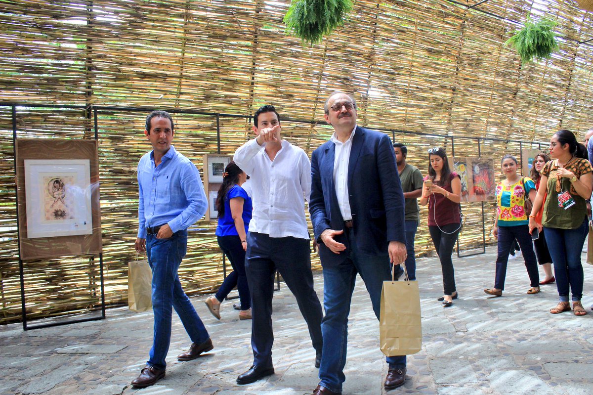 guzmanjp's tweet photo. Con el Embajador de la Unión Europea en #México Klaus Rudischhauser y el titular de @CGEFRI_GobOax @Pedro_Matar recorrimos el #PabellónCafé2018, los stands de #mezcal y espacios dedicados al arte al interior de la @FeriaMezcalOax como la exposición pictórica “El Mezcal es arte” https://t.co/uUUEngau0i
