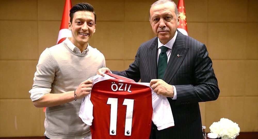 Almanya Milli Takımı'ndan ayrılarak, Avrupa’da ki faşizme, islamofobiye ve ırkçılığa karşı dik ve onurlu duruşundan dolayı Mesut Özil’i tebrik ediyorum.

Yolun, bahtın açık olsun 🇹🇷 @MesutOzil1088