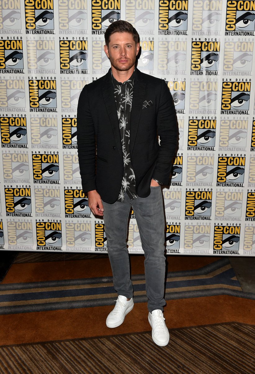 JensenAcklesCom's tweet photo. 📸 Jensen Ackles and the cast of #Supernatural at the press line during San Diego Comic-Con (July 22, 2018) #SDCC2018 https://t.co/0OLcKIFSgF