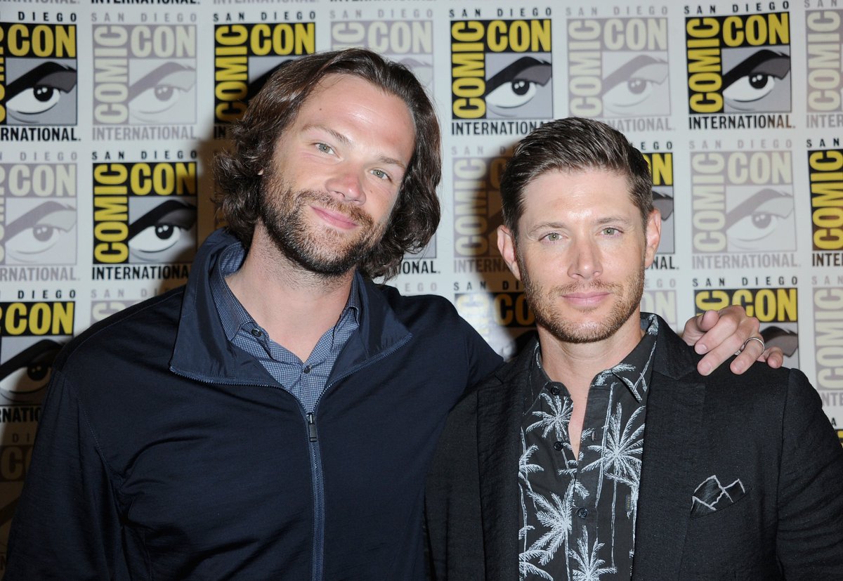 JensenAcklesCom's tweet photo. 📸 Jensen Ackles and the cast of #Supernatural at the press line during San Diego Comic-Con (July 22, 2018) #SDCC2018 https://t.co/0OLcKIFSgF