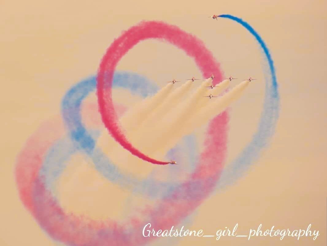 GreatstoneG's tweet photo. #RedArrows #RAF100 #Airdisplay #Folkestone https://t.co/QRM2P4vMhF