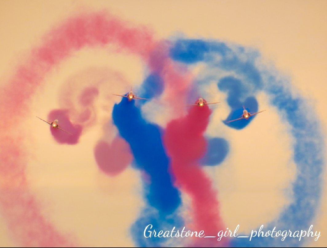 GreatstoneG's tweet photo. #RedArrows #RAF100 #Airdisplay #Folkestone https://t.co/QRM2P4vMhF