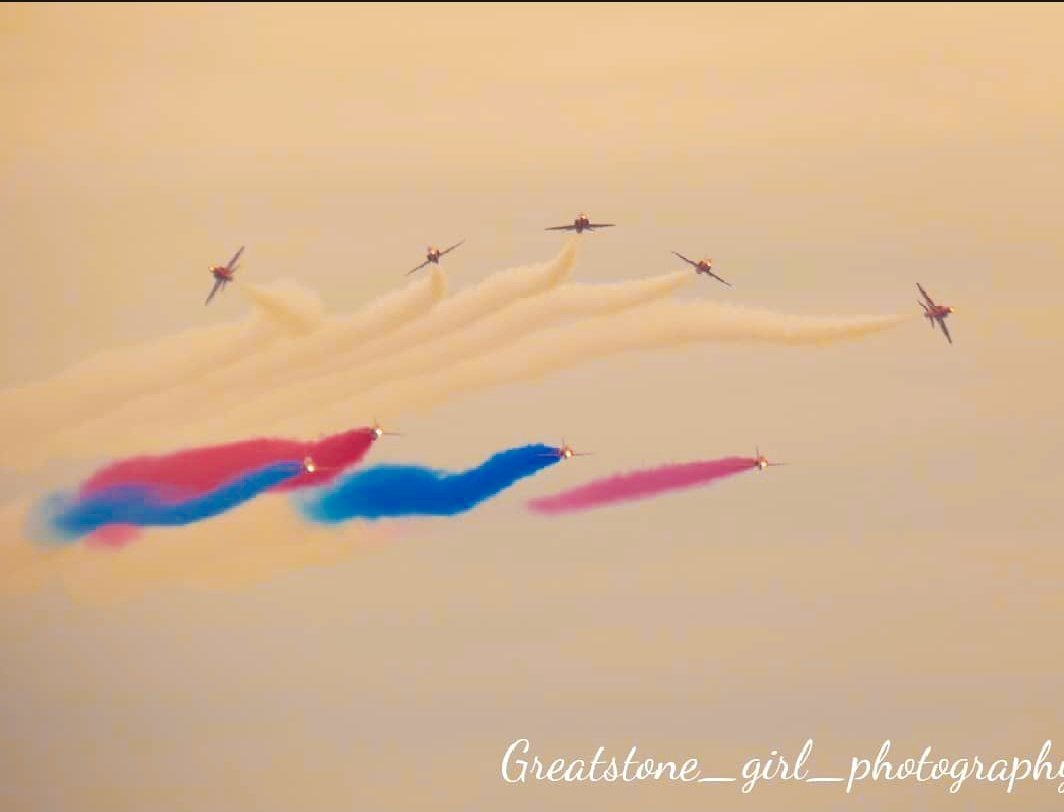 GreatstoneG's tweet photo. #RedArrows #RAF100 #Airdisplay #Folkestone https://t.co/QRM2P4vMhF