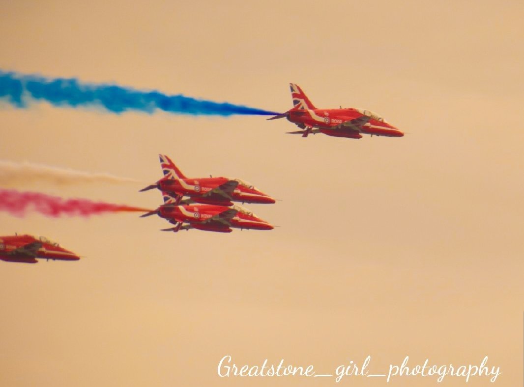 GreatstoneG's tweet photo. #RedArrows #RAF100 #Airdisplay #Folkestone https://t.co/QRM2P4vMhF