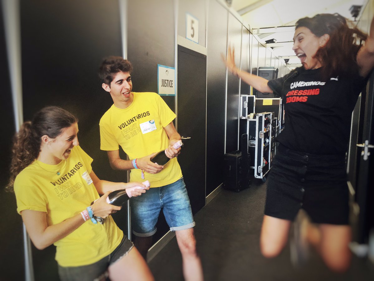VoluntariadoFIB's tweet photo. ¡¡¿¿Que está pasando en el backstage??!!! Voluntarios de camerinos con Patricia, su coordinadora en camerinos y exvoluntaria!! Listos, apunten, fuego!!
#fib2018
@fiberfib https://t.co/kgB5g65LCn