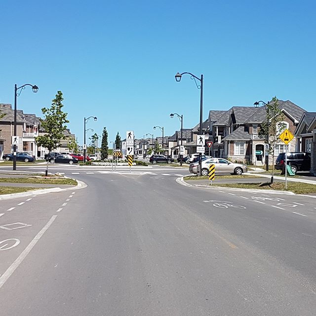 gabecharles_'s tweet image. Great example of how NOT to sign a round-about. #EngineeringFail #FacePalm #Confused #MiltonOn ift.tt/2uWApgX