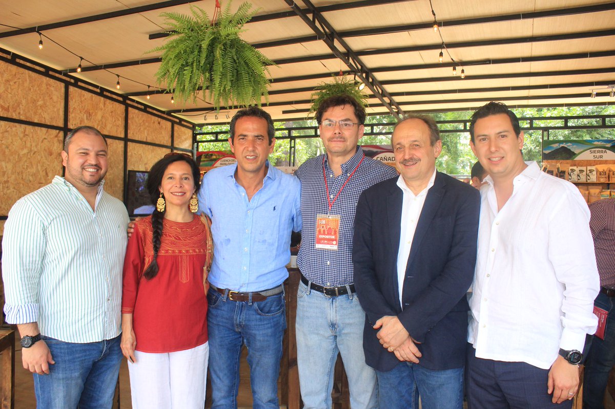 Pedro_Matar's tweet photo. Un honor recibir en #Oaxaca al Embajador de la Unión Europea en México @RudischhauserEU, para vivir la #Guelagueteza2018. 
Esperamos que disfrute al máximo de la diversidad cultural de nuestro estado. https://t.co/PXv66CRwb4