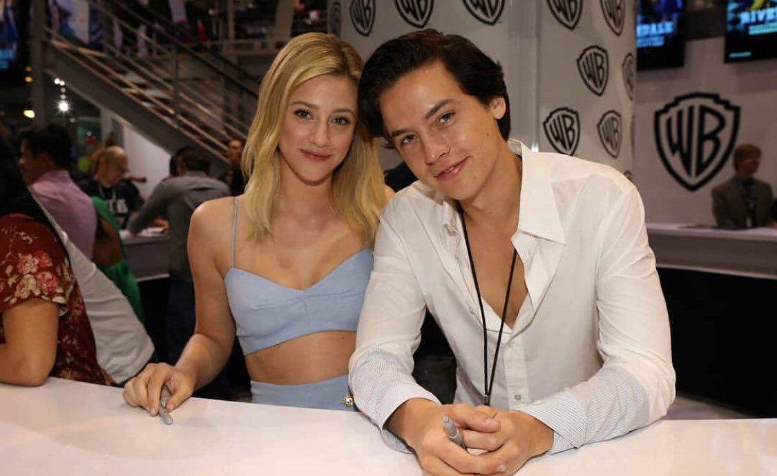 handstomyselfvs's tweet photo. Mom &amp; Dad @lilireinhart @colesprouse #Bughead #Sprousehart https://t.co/0UkqgeNzRi