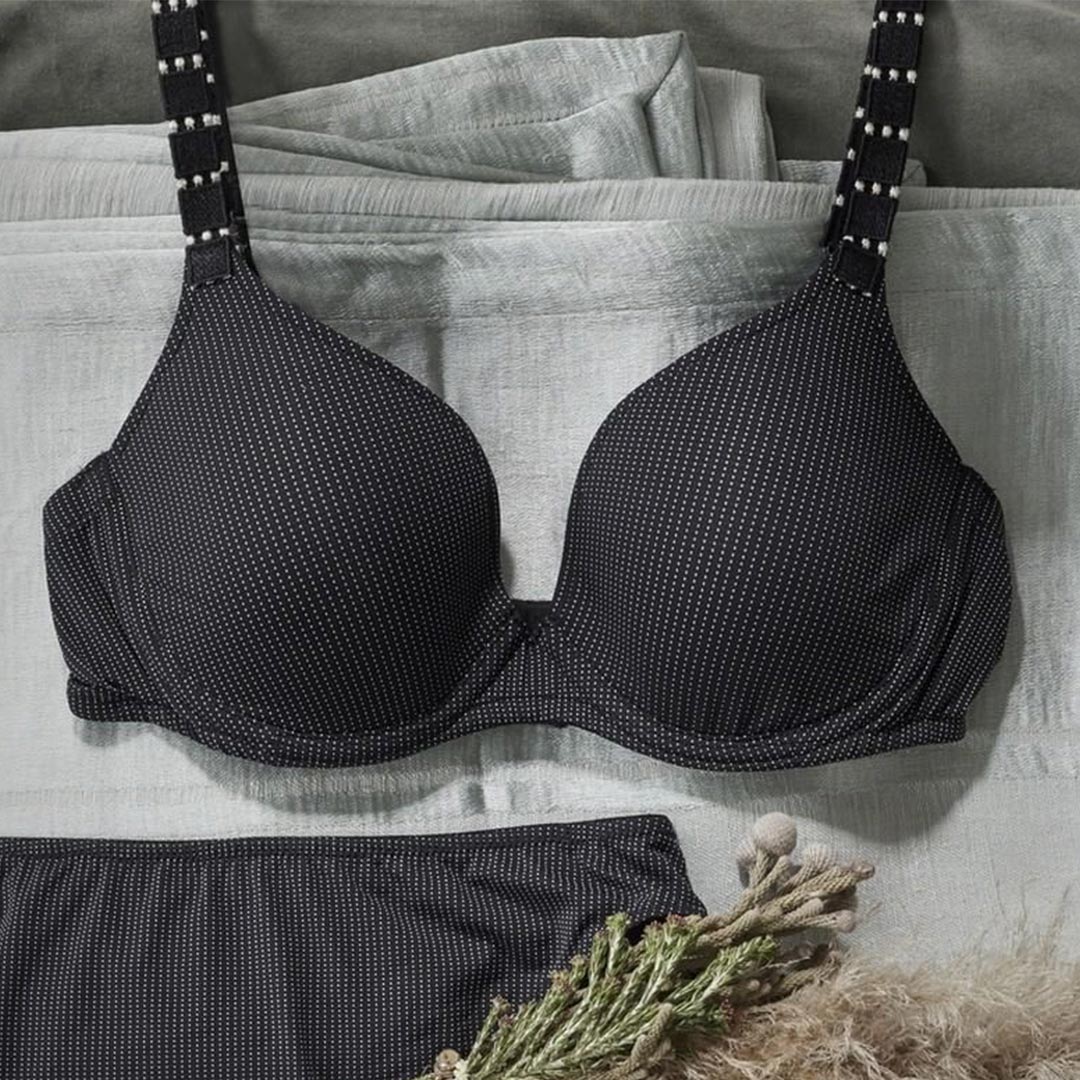 DianesLingerie's tweet photo. Need a classic black t-shirt bra to take you from summer 👉 fall? Meet the new Jens heart shape bra by Marie Jo. 
・・・
#mariejolingerie #newarrivals #BraBasics #tshirtbra #convertiblebra https://t.co/Lu3Mp0TmnF