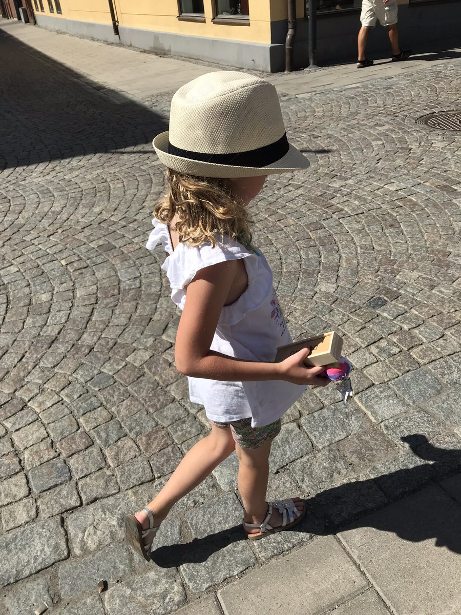 GarrityJenny's tweet photo. They both love my hat. Should have bought 3 https://t.co/hlsBNSUkGm