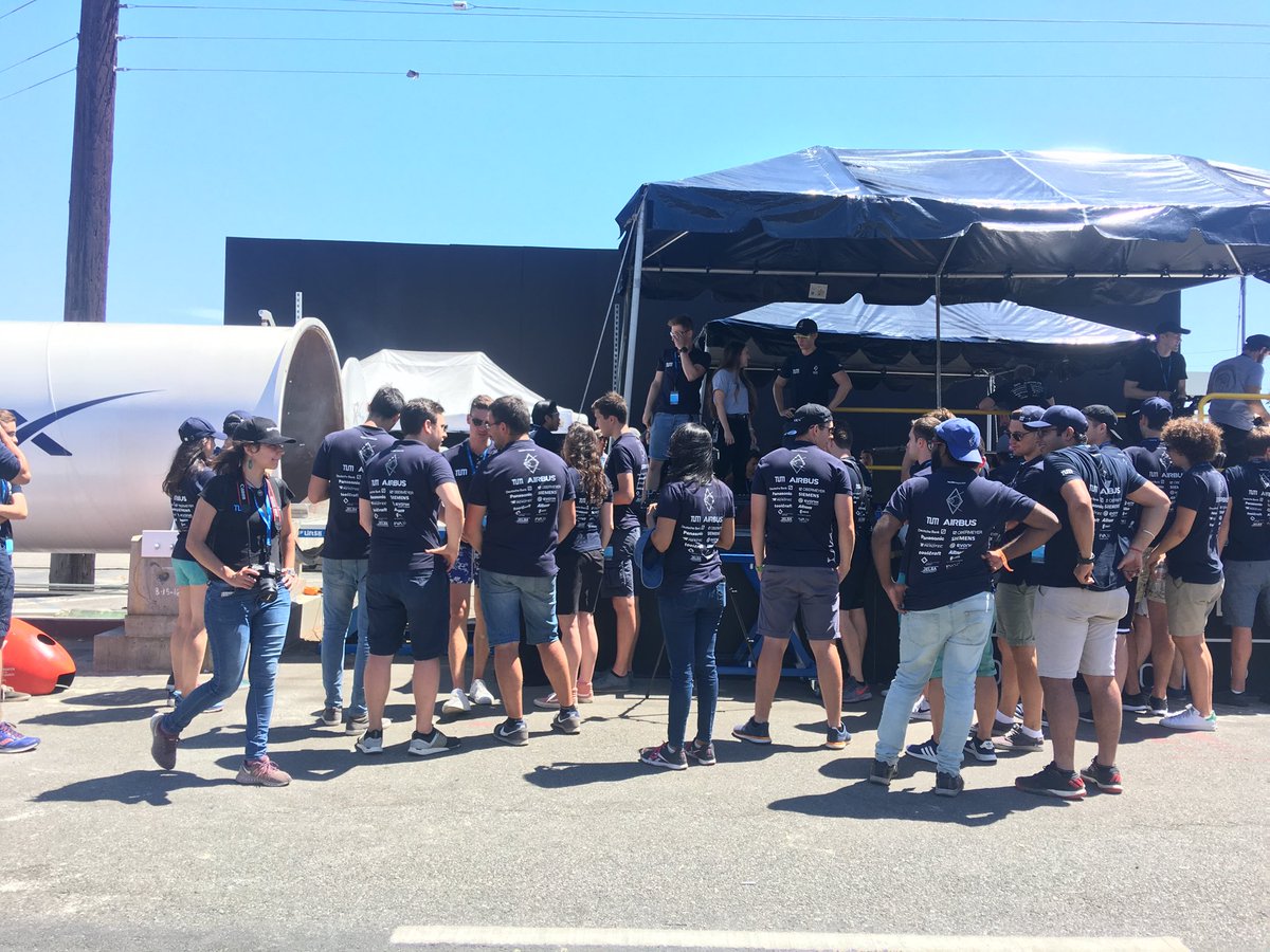 EEcosystemJudy's tweet image. ⁦@WARR_Hyperloop⁩ loading their pod now. What a privilege for @altium to be here and support your team!! #breakapod