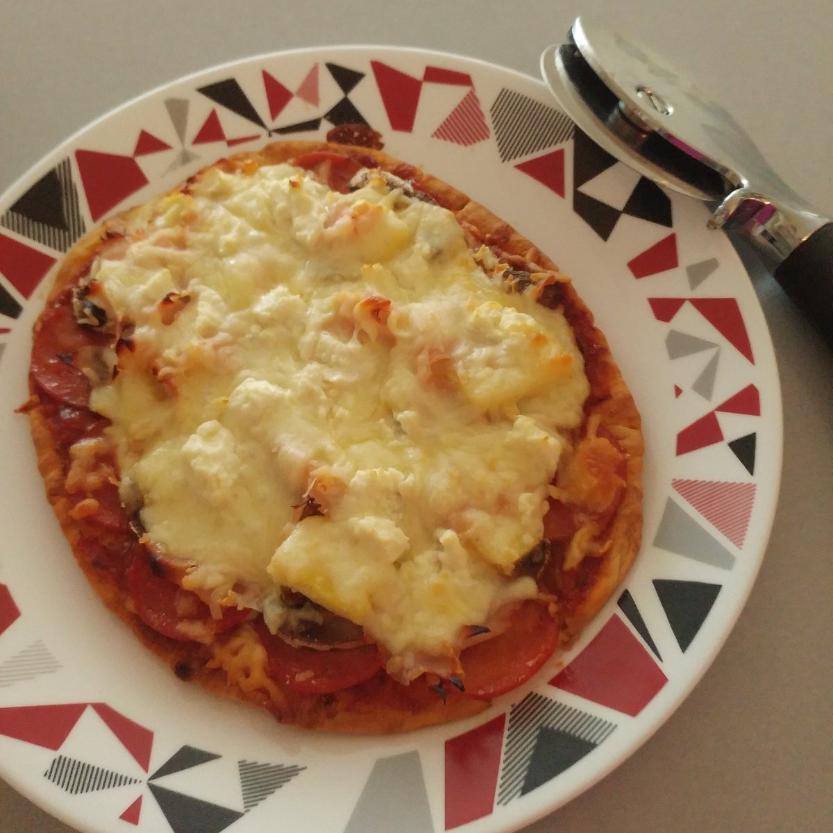EE_Laura's tweet photo. Pepperoni, Pineapple, Mushrooms, Goat Cheese, Shredded Mozz on a Naan.🍕
.
#WhatsForDinner #BecauseImWorthIt #DoingItMyWay #BeyondTheScale #iTrackBites #SmartPoints #NotADiet #Lifestyle #Homemade #Pizza #18sp #HealthyNotBoring #FoodPorn #Foodie #LaurasKitchen #BonAppetit 🍴 https://t.co/yaqjdDEEkF