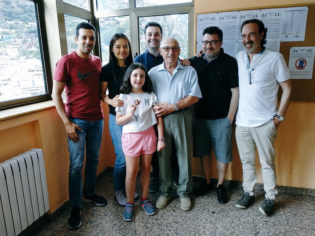 almodiahki's tweet photo. 32 years between this two pictures! 
This picture was taken in 1986 during Dubai Olympiad with Mr. Benet Pantebre, and today I was very honoured to meet him again!
Thanks @oskychess for the picture! https://t.co/WLPNjLbVie