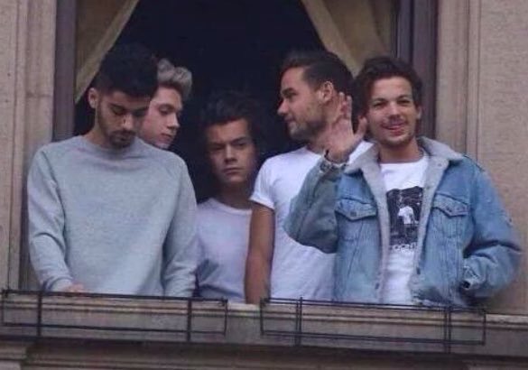 sunniebaekyeol's tweet photo. I want a 2018 version of this! #8YearsOfOneDirection https://t.co/Q2TLitrQLa