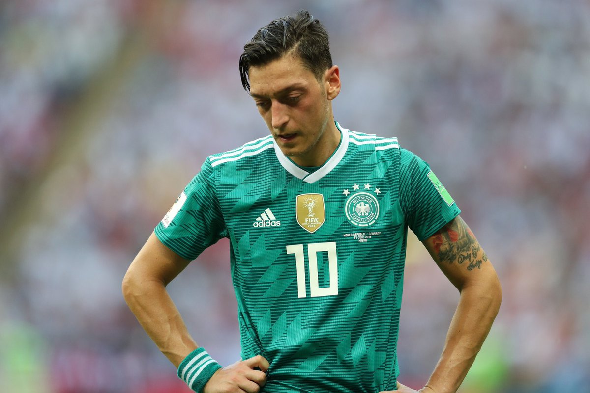 Mihai11ovich's tweet photo. Ozil: "Soy alemán cuando ganamos y un inmigrante cuando perdemos. A pesar de pagar impuestos en Alemania, de realizar donaciones a escuelas alemanas y de haber ganado la Copa del Mundo con Alemania en 2014, todavía no soy aceptado en sociedad". Muy triste. https://t.co/Dpw87Gs7Sb