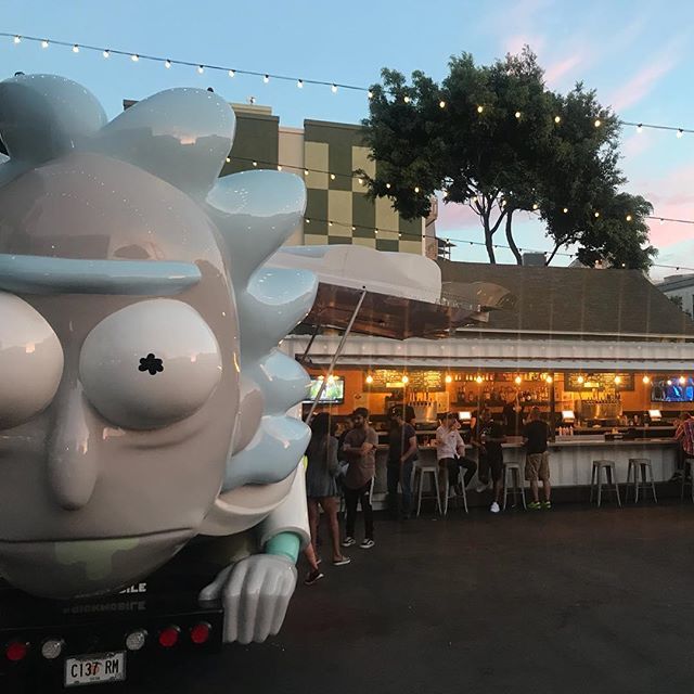 BeckyEscalator's tweet photo. I still can’t get over how weird this looked. #Rickmobile #Quartyard #SDCC2018 #RickAndMorty #outsidecomiccon #sdcc #comiccon2019 #sdcc18 https://t.co/KhfGOIWwOR https://t.co/eUyChjaGgm