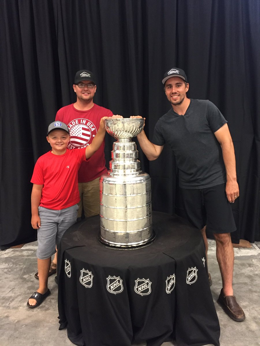 aaron_sandnas's tweet photo. Congrats to former VMI-B Blue Devil / @UMDBulldogs standout Matt Niskanen and his @Capitals team on their 2018 @StanleyCup Championship! And THANK YOU for bringing the @StanleyCup back home to Virginia, MN and the hockey crazed @IronRangeMN https://t.co/7bIdfV2G8p