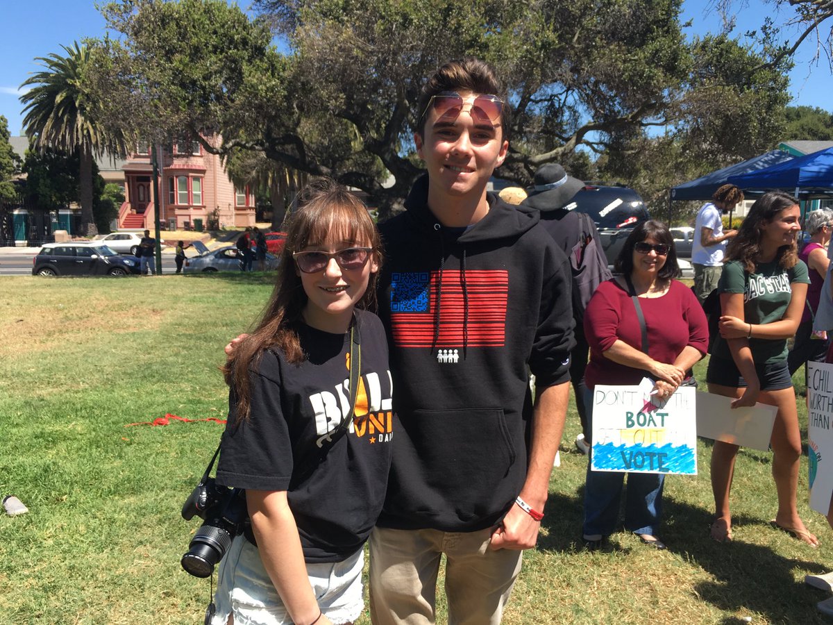 GlenThePlumber's tweet photo. TheLittleOne of Daily Kos with ⁦@davidhogg111⁩ at Oakland voter registration event. #RoadToChange https://t.co/UgzahfcW83