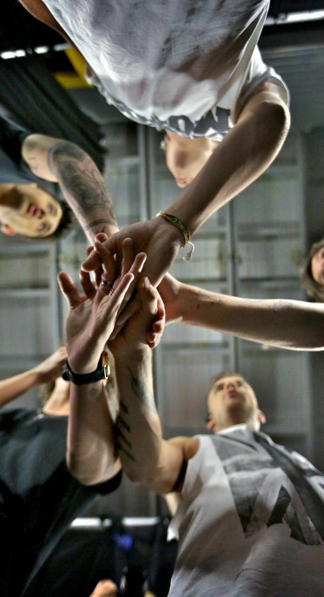 blueofLou's tweet photo. "Gli One Direction hanno riscosso tanto successo perchè l'alchimia tra di noi era davvero fantastica" 
- Louis 
19/07/18
#8YearsOfOneDirection https://t.co/0uIRrRXCF0