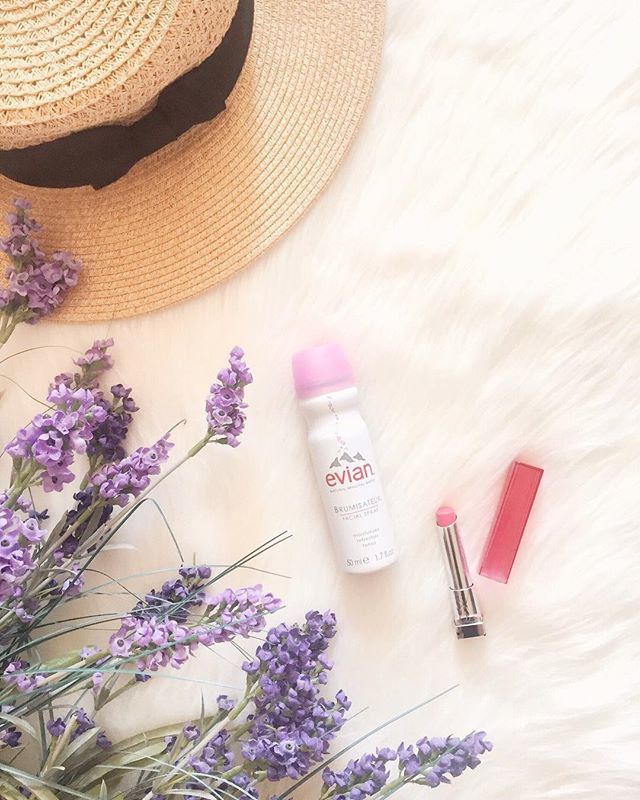 kaylacwatters's tweet photo. I'm all for cute hats, beautiful blooms, and a pretty pink lipstick in the summer! Something I don't love? This southern humidity! I feel like my makeup melts off of my face as soon as I walk out the door. Not anymore though, thanks to @evianspray!! I st… https://t.co/xem8IKxqYt https://t.co/eW4x5dIxNT