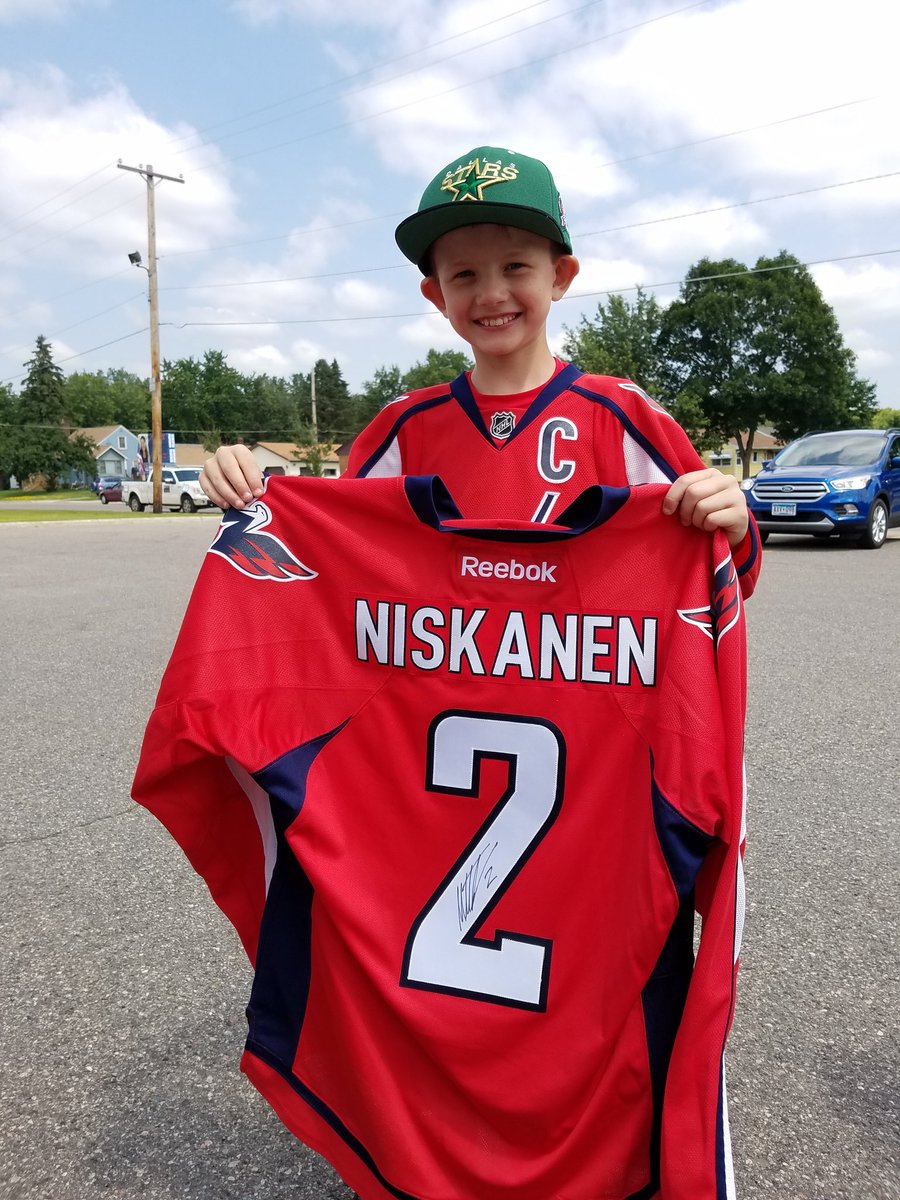 aaron_sandnas's tweet photo. Congrats to former VMI-B Blue Devil / @UMDBulldogs standout Matt Niskanen and his @Capitals team on their 2018 @StanleyCup Championship! And THANK YOU for bringing the @StanleyCup back home to Virginia, MN and the hockey crazed @IronRangeMN https://t.co/7bIdfV2G8p