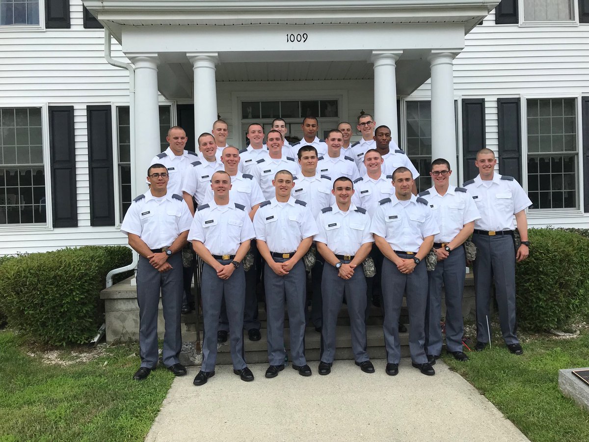 ArmyLaxCoach's tweet photo. A well deserved respite for the Plebe members of the Army Lacrosse Family. Feeling good and staying strong! Ready to lead the way for the final 3 weeks of Beast! #familytoughnesstradition #pathwaytogreatness https://t.co/ZCOfxYtBD7