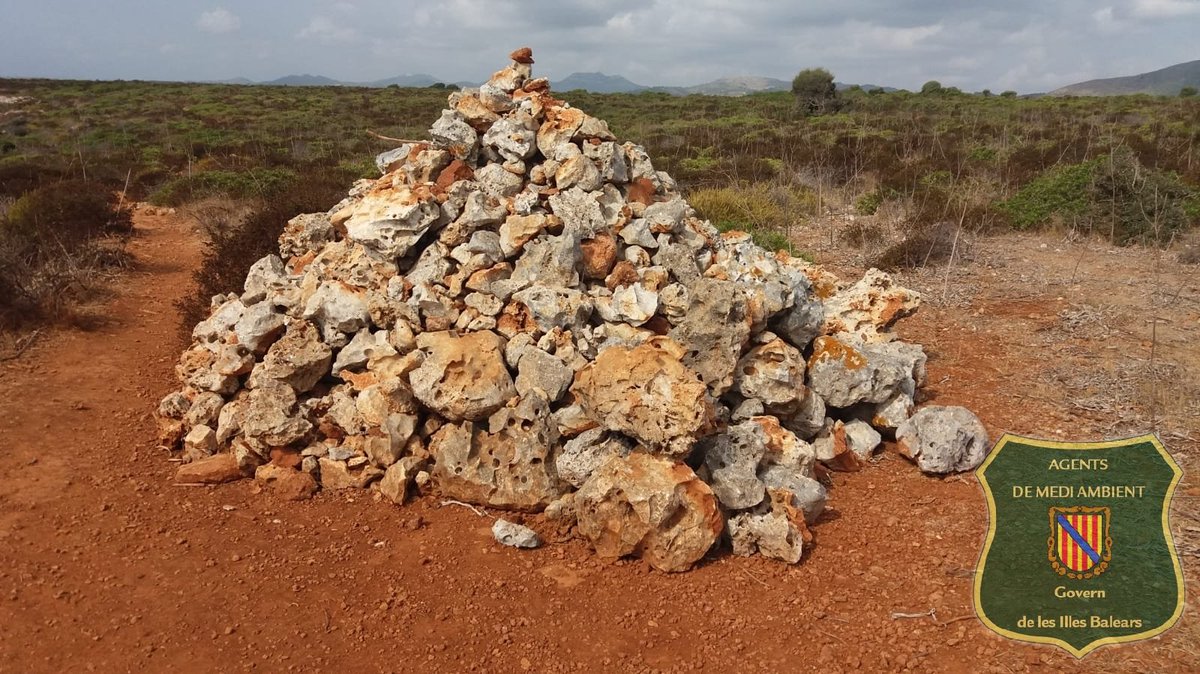 AgentsMediAmbIB's tweet photo. Recorda, si vols fer caramulls de pedres, millor a ca teva. Les pedres són refugi de fauna i protecció per a la flora i contra l'erosió https://t.co/9nXMeNi3rU