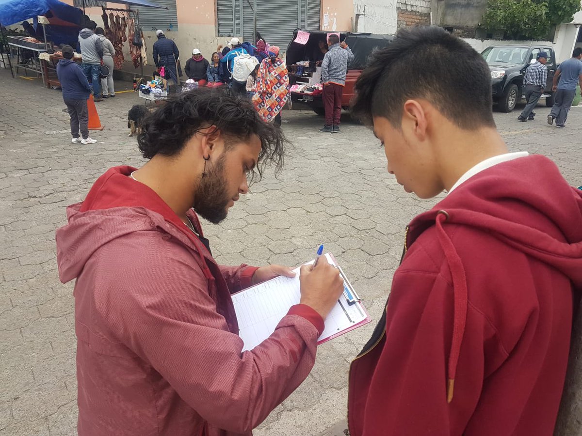 AcuerdoSur's tweet photo. #RenaceLaRevolución los jóvenes del colectivo BOSEA en la Parroquia Rural de LLOA al sur de Quito en la tarea militante de la recoleccion de firmas @MashiRafael @GabrielaEsPais @PaolaPabonC @virgiliohernand @RicardoPatinoEC @FrankSamaniegoM @LuisaMaldonadoM @Hector51243581 https://t.co/j29I5LwmGf