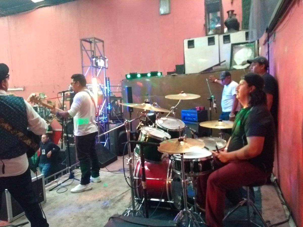 vagonblue's tweet photo. Ya en escenario @vagonblue  empezando 
Nezahualcóyotl en el salón FBI https://t.co/VxGeWrcr87
