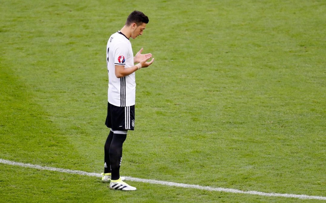 FutbolEndustri's tweet photo. "Türklüğüme saygı göstermemeleri bardağı taşıran son damla oldu" 

[Mesut Özil] https://t.co/oJITrnmbZy