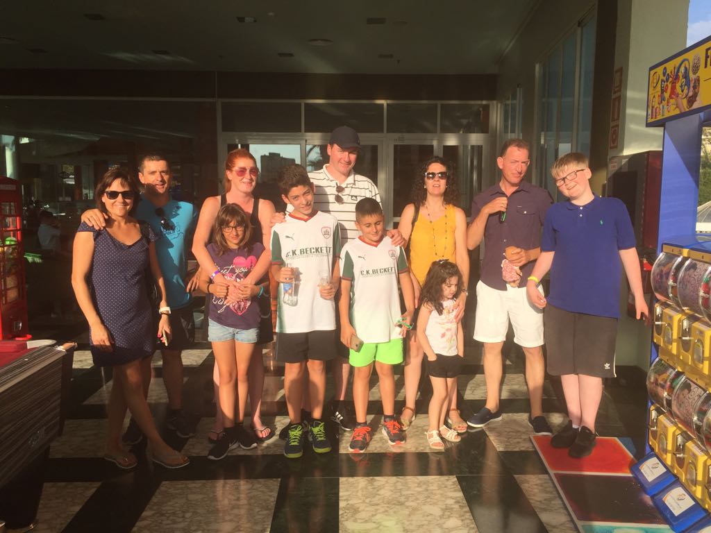 kez0880's tweet photo. @CEIPAlfonsoX @Darton_Exchange  we meet carlos and ivans families in Benidorm and make friends for life @carina_aborges https://t.co/7p3Q6ueK5m