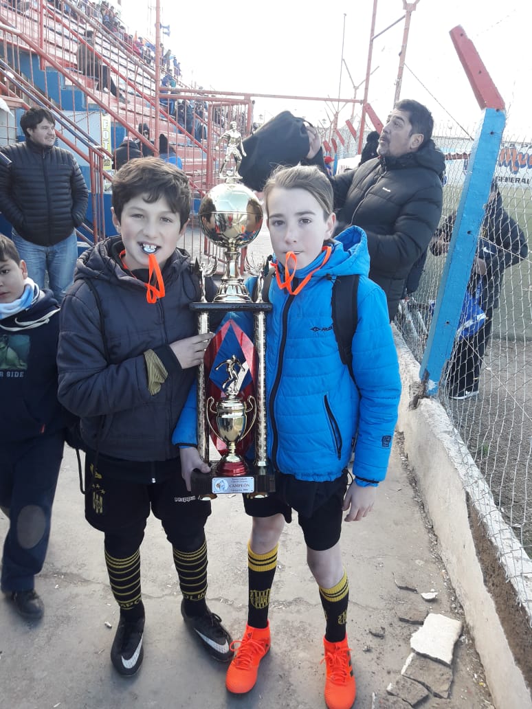 wandazenobi's tweet photo. BiCampeones #Cat06 Dt @GustavoNungeser #SemilleroDelSur #CopaDeInvierno #GralRoca @altierimauro @HernanAlbisu @zelayavh @doblecincobahia @Olimpo_Oficial @OlimpoDe1ra https://t.co/fJEbdagEdr