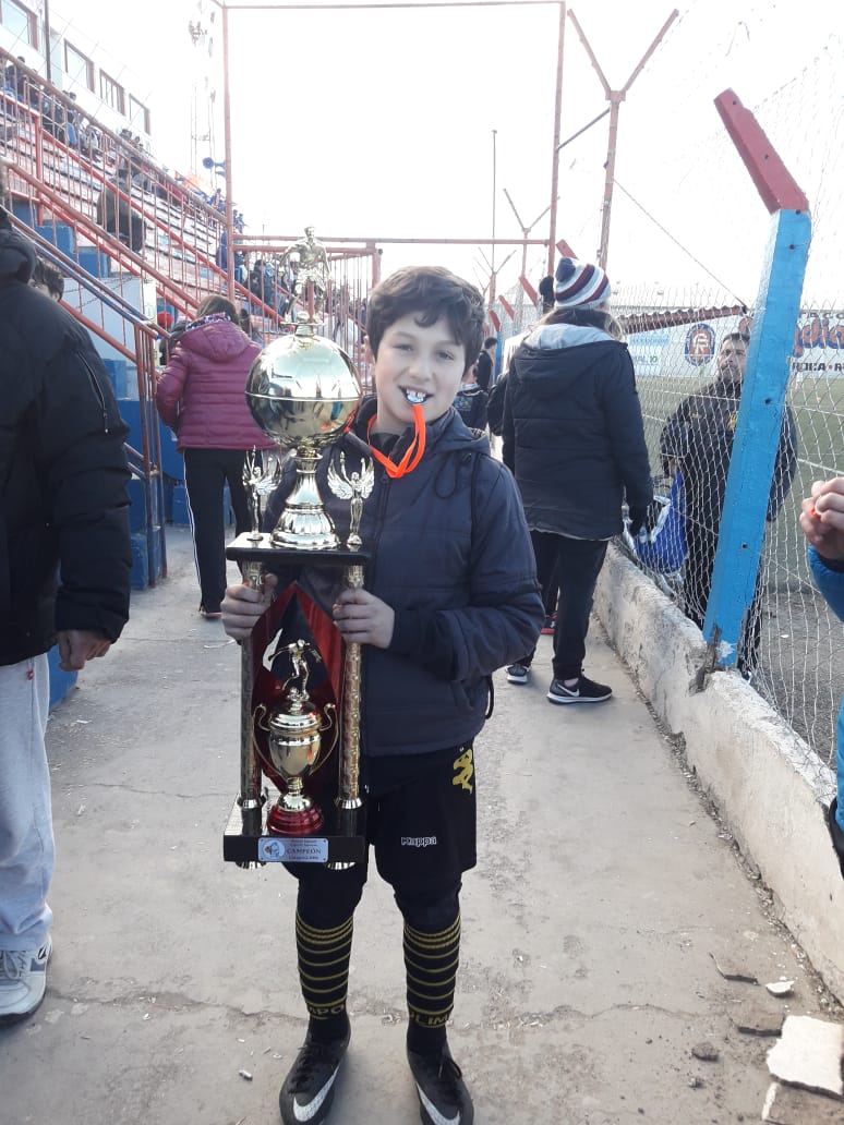 wandazenobi's tweet photo. BiCampeones #Cat06 Dt @GustavoNungeser #SemilleroDelSur #CopaDeInvierno #GralRoca @altierimauro @HernanAlbisu @zelayavh @doblecincobahia @Olimpo_Oficial @OlimpoDe1ra https://t.co/fJEbdagEdr