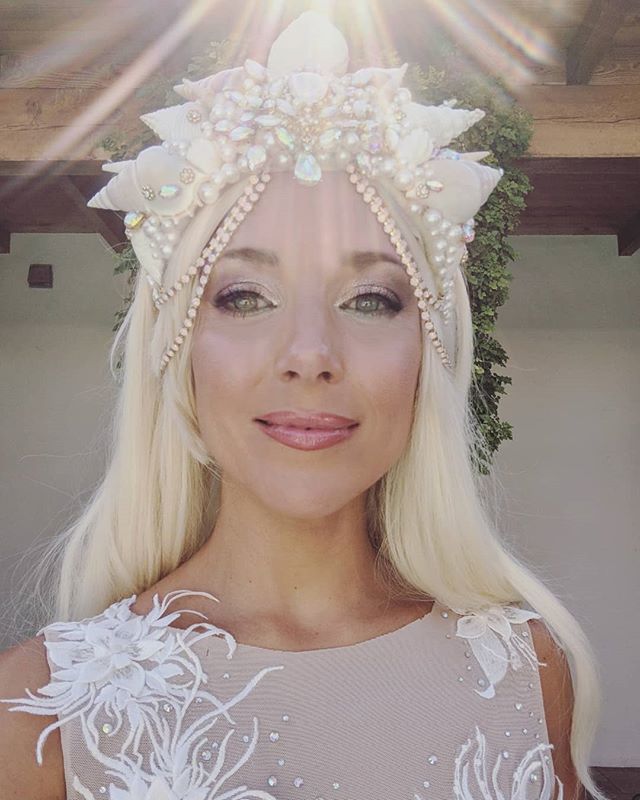 HannahMermaid's tweet photo. Queen for a day.. Dress and crown - shooting with @swimtails
#yasqueen #crown #mermaidwedding #white #dress #model #sparkle #shells #shellcrown #blonde #blond #makeup #beautiful https://t.co/bnXE5frHSt https://t.co/WJa1qsFCTZ