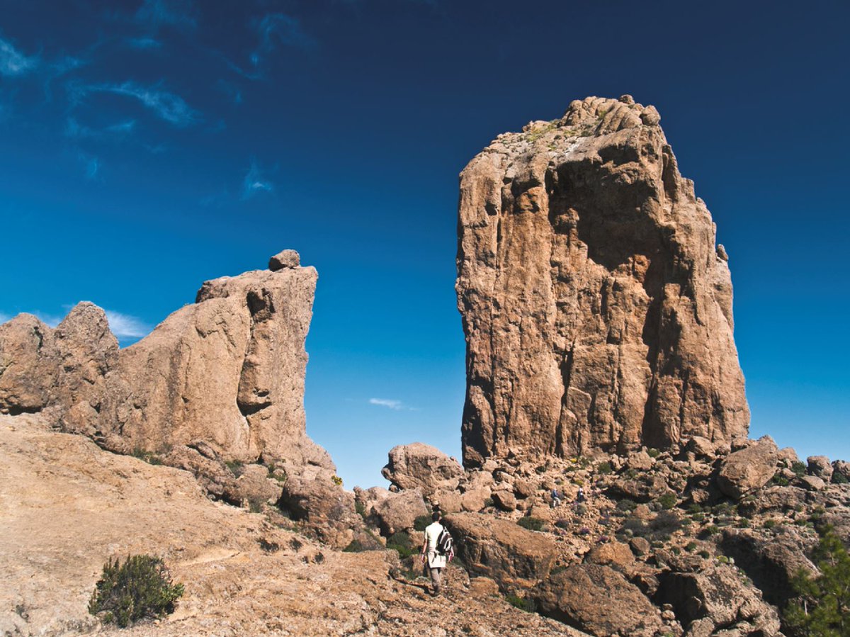 WelcomeGC's tweet photo. A la hora de hacer una excursión por el interior de la isla de Gran Canaria tienes una etapa obligada, el pintoresco pueblo de Tejeda. Además, desde Tejeda puedes ver dos enclaves geológicos que son iconos de la isla de Gran Canaria, el Roque Nublo y el Roque Bentayga. https://t.co/SPm4x5MoAd